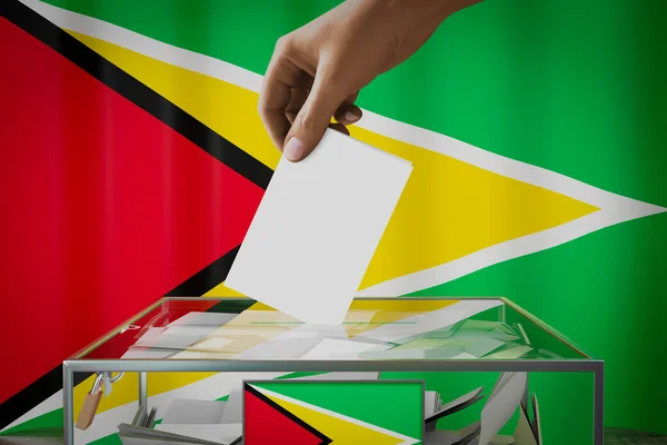 Guyana Vlag Hand Laten Vallen Stemkaart Een Doos Stemming Verkiezingsconcept — Stockfoto