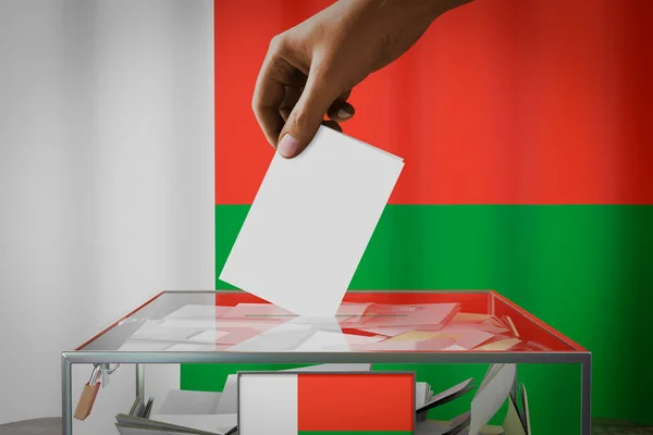 Bandiera Madagascar Mano Cadere Scheda Elettorale Una Scatola Voto Concetto — Foto Stock