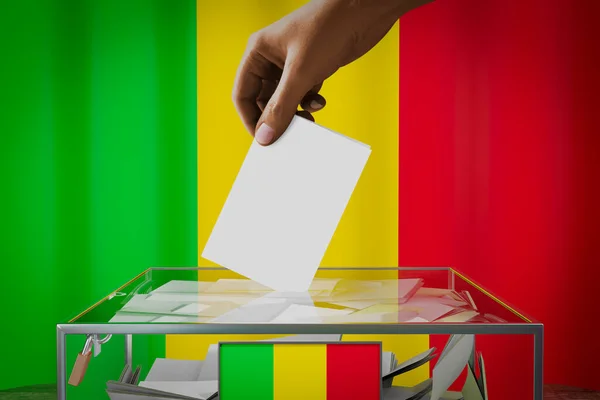 Drapeau Mali Dépôt Main Une Carte Vote Dans Une Boîte — Photo