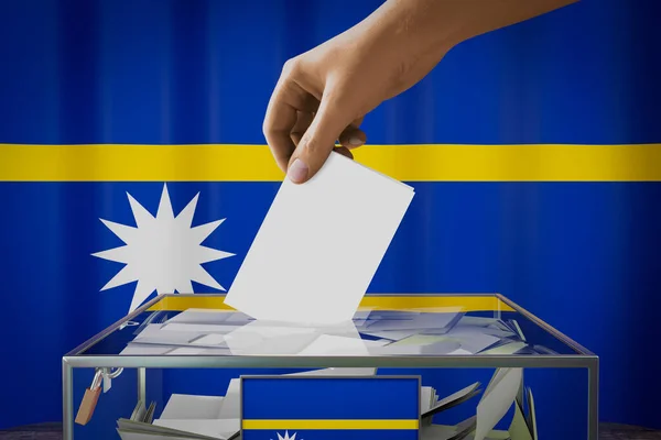 Drapeau Nauru Dépôt Main Une Carte Vote Dans Une Boîte — Photo