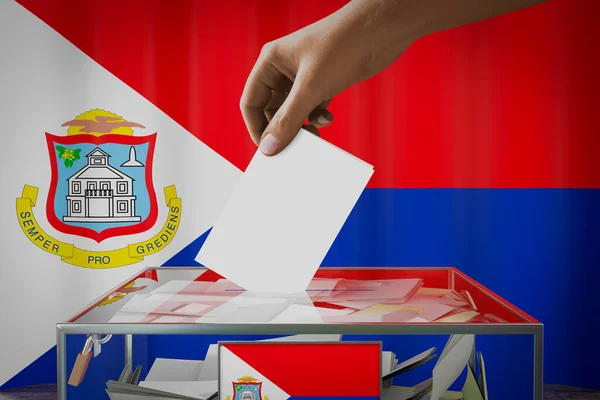 Bandera San Martín Mano Dejando Caer Tarjeta Votación Una Caja — Foto de Stock