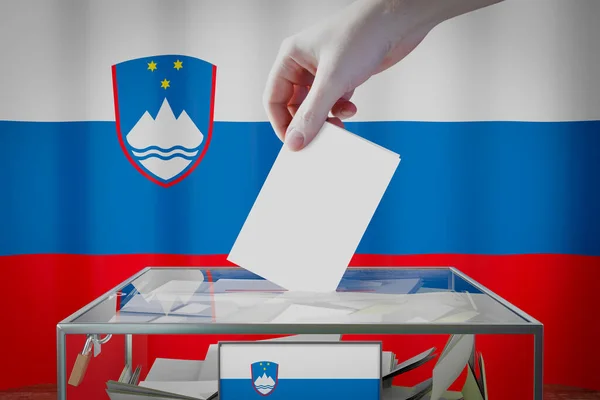 Slovenië Vlag Hand Laten Vallen Stemkaart Een Doos Stemming Verkiezingsconcept — Stockfoto