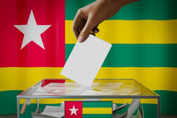 Bandera Togo Mano Dejando Caer Tarjeta Votación Una Caja Votación — Foto de Stock