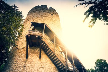 Polonya, Kazimierz Dolny 'deki bir kale kulesinin kalıntıları.