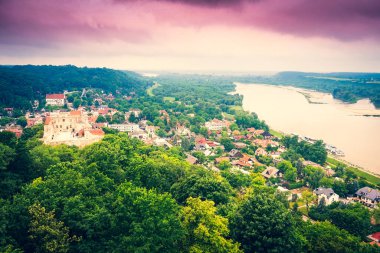 Kazimierz Dolny, Wisla Nehri, Polonya 'daki bir şatonun kalıntıları.
