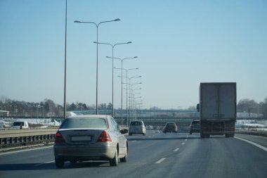 Modern asfalt yol ve trafik manzarası