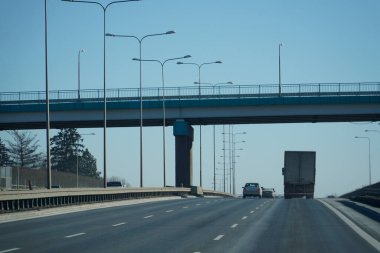 Köprünün altından geçen bir kamyon.