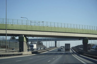 Üst geçitli modern yol altyapısı