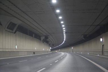 Yapay ışıklandırmalı boş tünel yolları