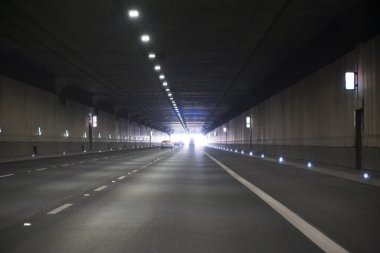 Tünelin parlak çıkışına doğru sürüyorum.