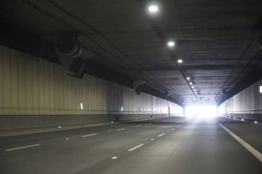 Tünelin sonundaki yüksek kontrastlı ışık