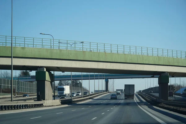 Üst geçitli modern yol altyapısı