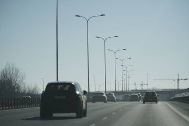 Varşova, Polonya - 4 Şubat 2026: Varşova 'da S2 otoyolunda giden siyah bir araba