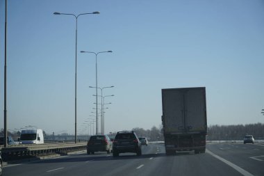 Varşova, Polonya - 4 Şubat 2026: Varşova otoyolunda bir kamyon ve arabalar