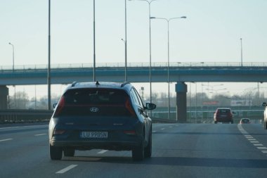 Varşova, Polonya - 4 Şubat 2026: Varşova 'da S2 otoyolunun geniş bir bölümünde araba sürüyor
