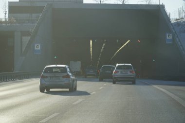 Varşova, Polonya - 4 Şubat 2026: Güney Varşova Bypass 'ından Ursynow tünelinden çıkan araba