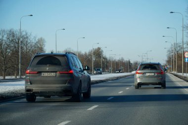 Varşova, Polonya - 4 Şubat 2026: Güneşli bir kış gününde Przyczolkowa Caddesi 'nde araba sürüyor