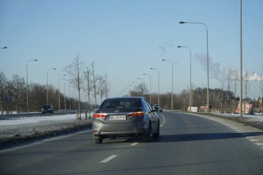 Varşova, Polonya - 4 Şubat 2026: Araba Przyczolkowa Caddesi 'ndeki Wilanow bölgesinde ilerliyor