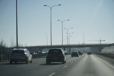 Varşova, Polonya - 4 Şubat 2026: Varşova 'da S2 güney bypass' ı boyunca ilerleyen arabalar açık bir gökyüzü altında