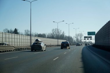 Varşova, Polonya - 4 Şubat 2026: Güneşli bir günde Güney Varşova çevre yolunda giden arabalar