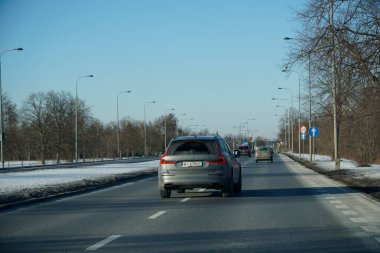 Varşova, Polonya - 4 Şubat 2026: Przyczolkowa Caddesi 'nde açık bir kış gökyüzü altında seyahat eden arabalar