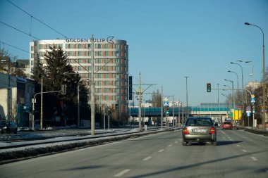 Varşova, Polonya - 4 Şubat 2026: Hynka ve Lopuszanska sınır kapısında kırmızı ışıkta bekleyen arabalar