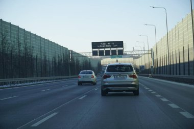 Varşova, Polonya - 4 Şubat 2026: Akustik koruma duvarlarıyla S2 çevre yolunun açık alanı