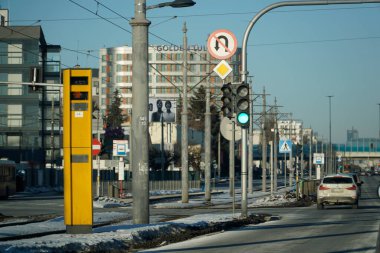 Varşova, Polonya - 4 Şubat 2026: Hynka ve Lopuszanska kavşağındaki trafik sinyallerinin yakın çekimi