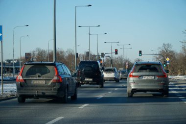 Varşova, Polonya - 4 Şubat 2026: Varşova 'da Przyczolkowa Caddesi' nde günlük ulaşım