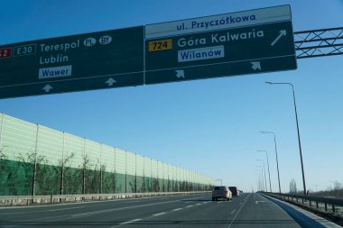 Varşova, Polonya - 4 Şubat 2026: Varşova 'da ses bariyerleriyle S2 otoyolunun temiz görüntüsü