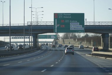 Varşova, Polonya - 4 Şubat 2026: S2 Güney Varşova Geçidi üzerinde yönelimli gantry