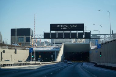 Varşova, Polonya - 4 Şubat 2026: S2 'deki Ursynow tünel girişinin üzerinde elektronik bilgi panoları