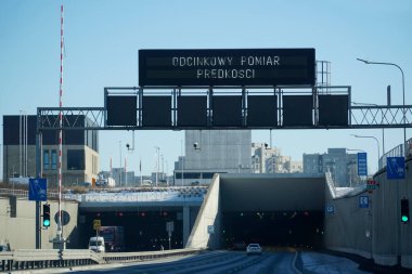 Varşova, Polonya - 4 Şubat 2026 S2 güney baypasındaki Ursynow tünelinin giriş kapısı