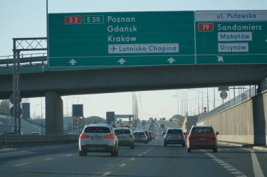 Varşova, Polonya - 4 Şubat 2026: Poznan ve Gdansk istikametleri için Güney Varşova Bypass 'ında büyük yol işaretleri