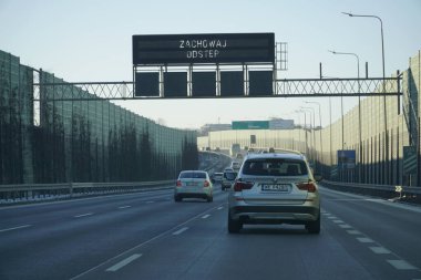 Varşova, Polonya - 4 Şubat 2026: Ursynow yakınlarındaki Güney Varşova Geçidi 'nde modern ekspres yol altyapısı