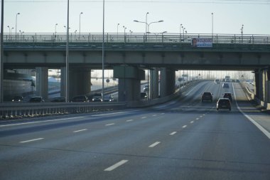 Varşova, Polonya - 4 Şubat 2026: Varşova 'da bir köprü altında S2 otoyolunun çok şeritli bölümü