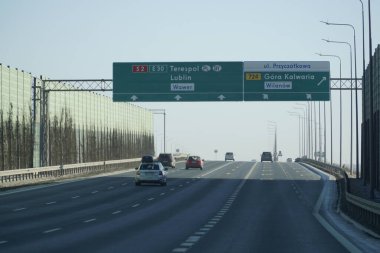 Varşova, Polonya - 4 Şubat 2026: Güney Varşova Geçidi 'ndeki yön işaretleri