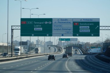 Varşova, Polonya - 4 Şubat 2026: Güney Varşova Bypass kavşağında üstten işaretler