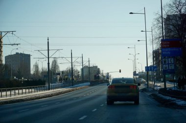 Varşova, Polonya - 4 Şubat 2026: Arabaları ve şehir silueti olan Grojecka Caddesi Perspektif