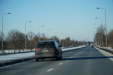 Varşova, Polonya - 4 Şubat 2026: Güneşli havada Przyczolkowa Caddesi 'nde bir arabanın arka görüntüsü