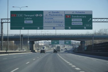 Varşova, Polonya - 4 Şubat 2026: Varşova 'da S2 otoyol köprüsü ve yön tabelaları