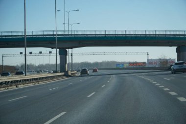 Varşova, Polonya - 4 Şubat 2026: Güney Varşova Geçidi bir köprünün altından geçiyor