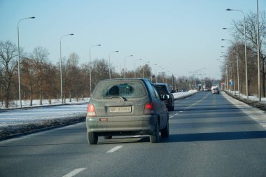 Varşova, Polonya - 4 Şubat 2026: Przyczolkowa Caddesi 'ndeki gümüş araba