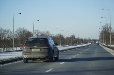 Varşova, Polonya - 4 Şubat 2026: Przyczolkowa Caddesi 'nden Varşova şehir merkezine doğru giden SUV