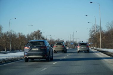 Varşova, Polonya - 4 Şubat 2026: Wilanow bölgesindeki Przyczolkowa Caddesi 'nde trafik akışı