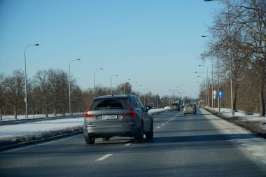 Varşova, Polonya - 4 Şubat 2026: Wilanow bölgesindeki Przyczolkowa Caddesi 'nde trafik akışı