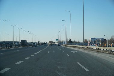 Varşova, Polonya - 4 Şubat 2026: Al yakınlarındaki Güney Varşova Geçidi 'nde trafik akışı. Krakowska Kavşağı