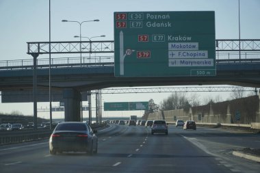 Varşova, Polonya - 4 Şubat 2026: Varşova 'da S2 çevre yolunda trafik trafik işaretleri altında ilerliyor