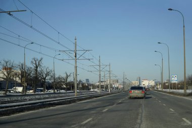 Varşova, Polonya - 4 Şubat 2026: tramvay hatları ve Al boyunca üstten hatlar. Krakowska