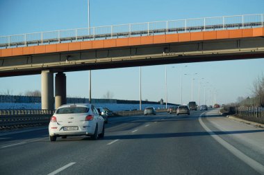 Varşova, Polonya - 4 Şubat 2026: Arka planda köprüsü olan Güney Varşova Geçidi